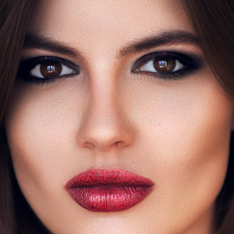 Trucco di lusso della donna di modo Labbra e pigmento rosso scuro dell'ombra di occhio nero Modo, bellezza e cosmetici Trucco sex fotografie stock Trucco di lusso della donna di modo Labbra e pigmento rosso scuro dell'ombra di occhio nero Modo, bellezza e cosmetici Trucco sex fotografie stock