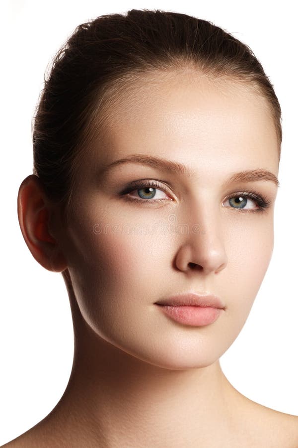 Trucco & estetiche Ritratto del primo piano di bello modello f della donna fotografie stock libere da diritti Trucco & estetiche Ritratto del primo piano di bello modello f della donna fotografie stock libere da diritti