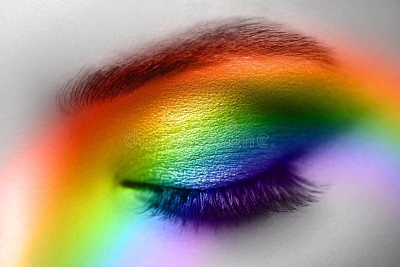 Trucco variopinto dell'arcobaleno sull'occhio della donna immagine stock libera da diritti Trucco variopinto dell'arcobaleno sull'occhio della donna immagine stock libera da diritti