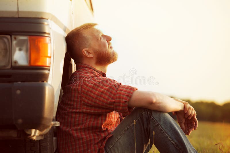 Barbuto autista di camion prende una pausa dal lavoro.