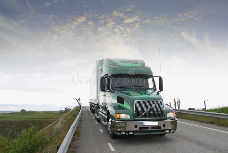 Riesen-LKW, LKW, auf countryroad mit morgen-Himmel und Nebel.