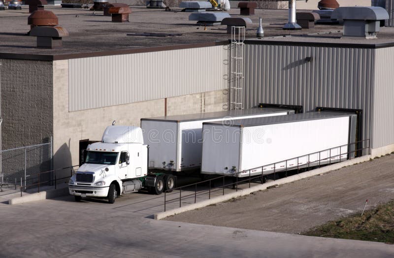 Dopravu nákladných vozidiel dostať naložené na nakladacej rampe.