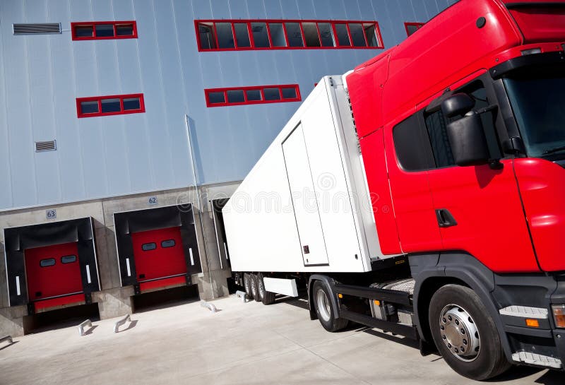 Truck pred priemyselná logistika budovy.