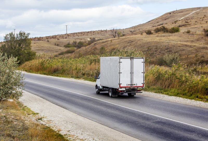 LKW bewegt sich entlang Länder Straßen.