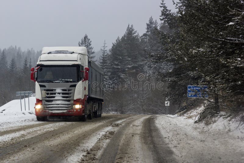 Kamión na zasneženej ceste na Slovensku