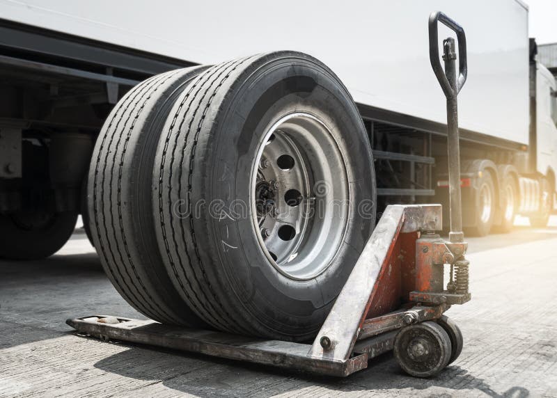 LKW ersatzteil Räder reifen warten auf der.