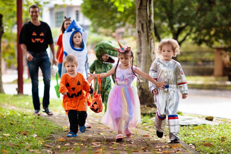 Truco de niños o trato. diversión de halloween para los niños foto de archivo