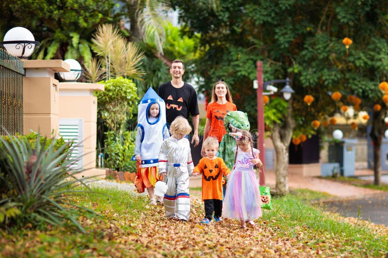 Truco de niños o trato. diversión de halloween para los niños foto de archivo