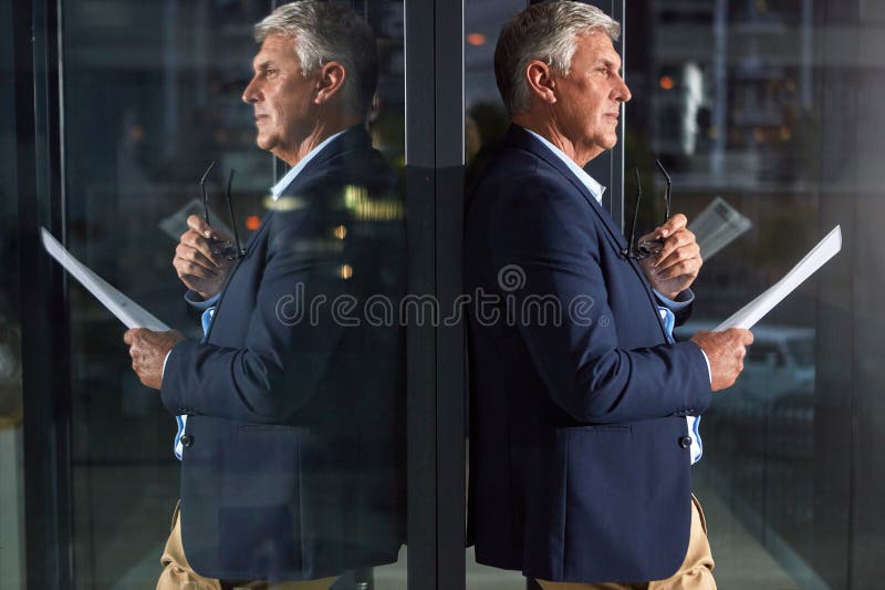 Lideri adevărați conduși de exemplu. un om de afaceri dedicat care lucrează singur în biroul său după ore. royalty free stock images