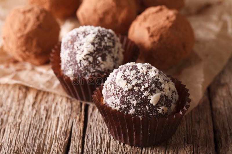 Trufas de chocolate asperjadas con macro nuts horizontal fotos de archivo Trufas de chocolate asperjadas con macro nuts horizontal fotos de archivo