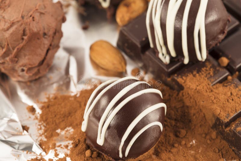 Trufas de chocolate imagen de archivo libre de regalías Trufas de chocolate imagen de archivo libre de regalías