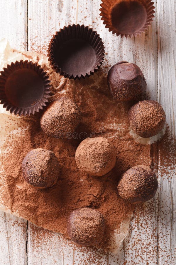 Trufas de chocolate en primer del cacao en una tabla el top de la vertical compite imagenes de archivo Trufas de chocolate en primer del cacao en una tabla el top de la vertical compite imagenes de archivo