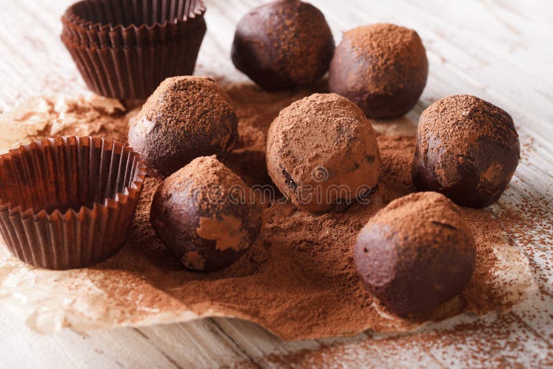Trufas de chocolate francesas con el papel del primer del polvo de cacao Hori fotografía de archivo Trufas de chocolate francesas con el papel del primer del polvo de cacao Hori fotografía de archivo