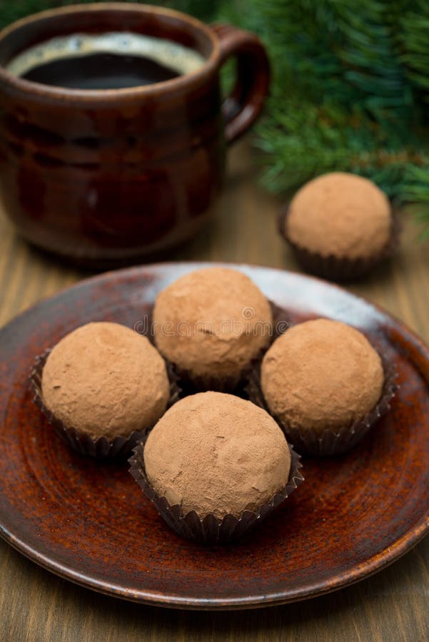 Trufas de chocolate y una taza de café, foco selectivo foto de archivo Trufas de chocolate y una taza de café, foco selectivo foto de archivo