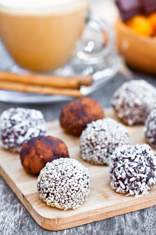 Truffes de chocolat foncées assorties avec la poudre de cacao photos stock Truffes de chocolat foncées assorties avec la poudre de cacao photos stock