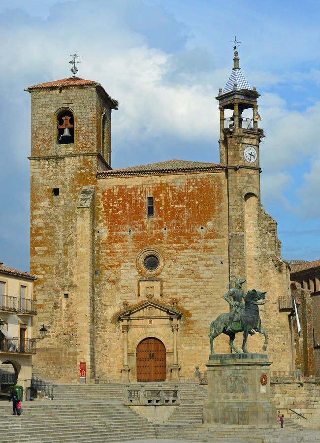 Trujillo - sindaco della plaza - Iglesia de San MartÃn e statua di Francisco Pizarro immagini stock libere da diritti Trujillo - sindaco della plaza - Iglesia de San MartÃn e statua di Francisco Pizarro immagini stock libere da diritti
