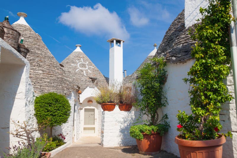 Trulli da cidade de Alberobello, Itália imagem de stock Trulli da cidade de Alberobello, Itália imagem de stock