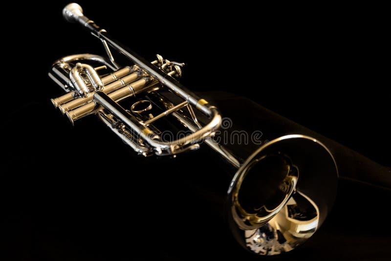 Trumpet di brass Concert di ottone lucidato sul display fotografie stock libere da diritti Trumpet di brass Concert di ottone lucidato sul display fotografie stock libere da diritti