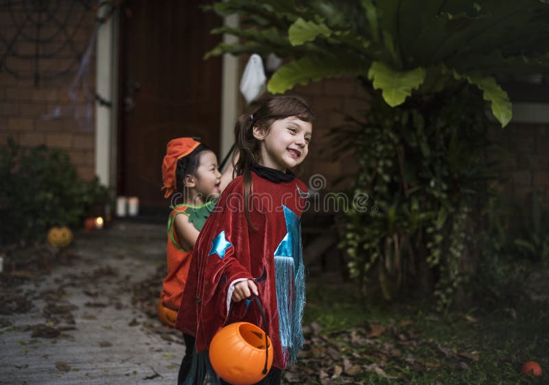 As Crianças Em Trajes Do Dia Das Bruxas Mostram As Caras Engraçadas Imagem  de Stock - Imagem de partido, povos: 102407859