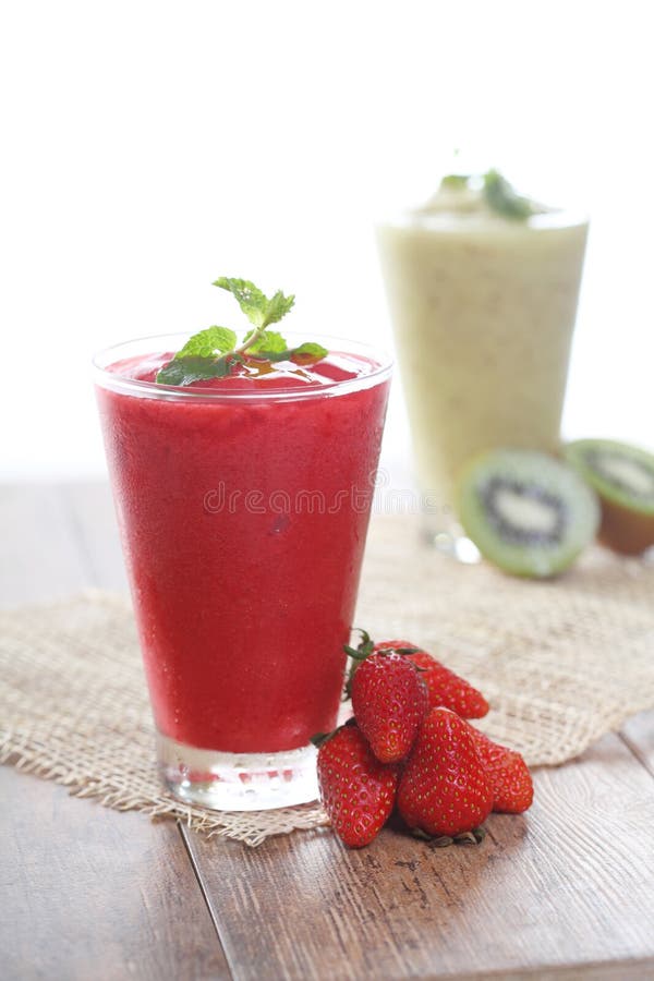Truskawkowy smoothie z truskawkami fotografia stock Truskawkowy smoothie z truskawkami fotografia stock