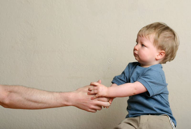 Pequeno alcanza afuera a sobre el padres mano mientras mira a a él en admiración vinculación,, adjunto, Dia del padre.