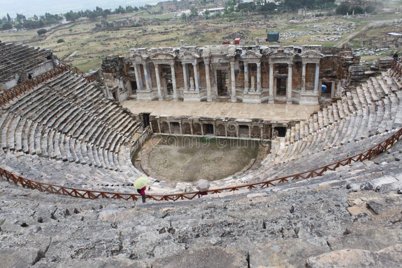 Hierapolis antik kentinde Türkiye amfitiyatrosu kalıntıları.  unesco kültürel miras anıtı pamukkale türkiye ülke hazır