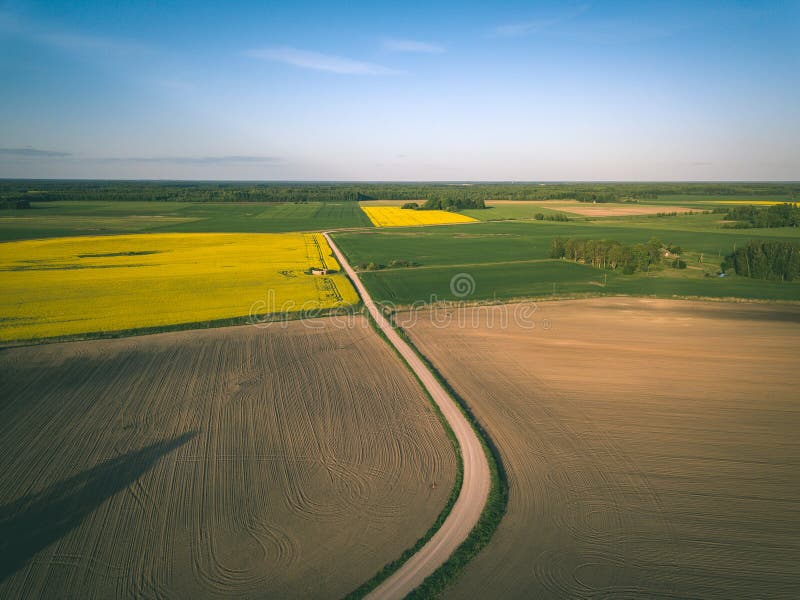 Trutnia wizerunek widok z lotu ptaka obszar wiejski z polami i drogowym infr. Trutnia wizerunek widok z lotu ptaka obszar wiejski z polami i drogowej infrastruktury wiosny dniem latvia - rocznika retro spojrzenie