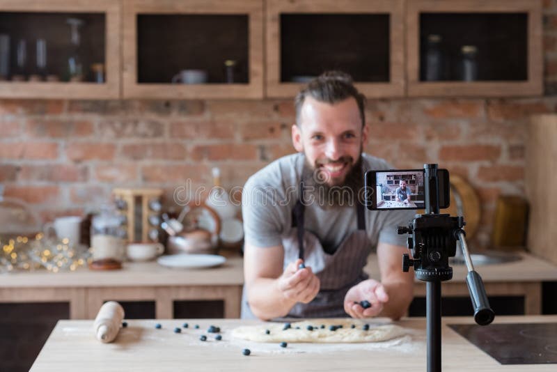 Tryckning för video för kock för man för arbete för matbloggerlivsstil royaltyfri fotografi Tryckning för video för kock för man för arbete för matbloggerlivsstil royaltyfri fotografi