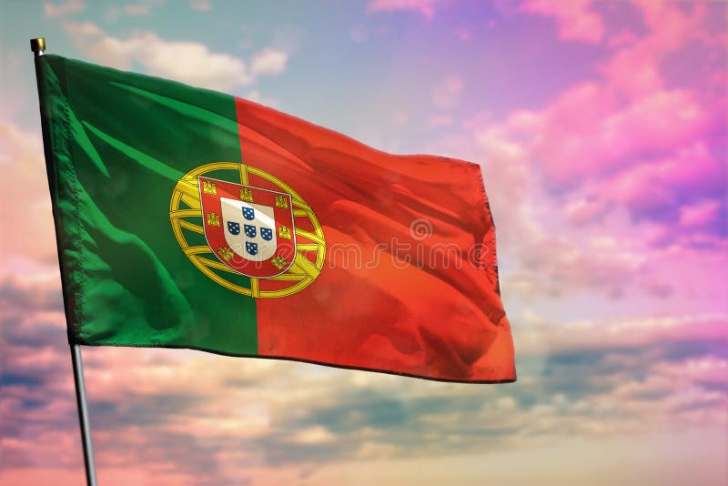 Trzepoczący Portugalia zaznacza na kolorowym chmurnego nieba tle Dobrobytu poj?cie