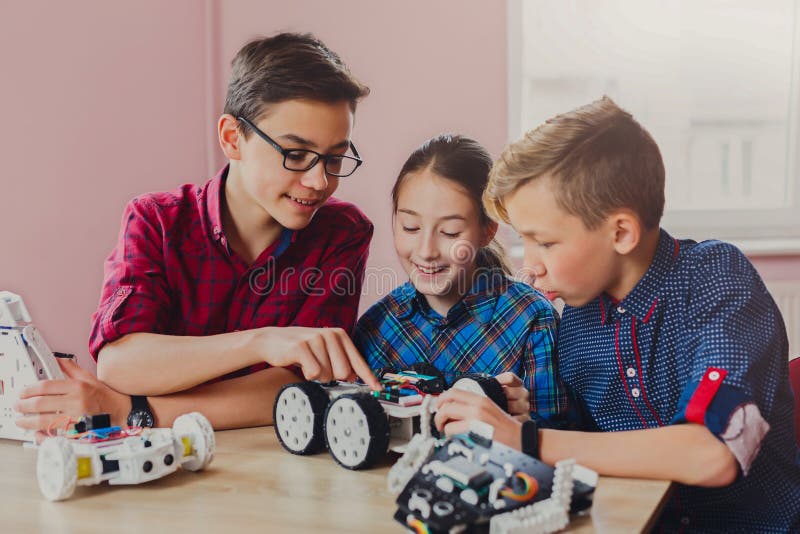 TRZON edukacja Dzieciaki tworzy roboty przy szkołą