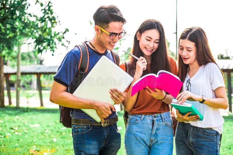 Trzy Azjatyckiego m?odego kampusu ucznia ciesz? si? nauczanie i czytelnicze ksi??ki wp?lnie Przyja?ni i edukaci poj?cie Kampus sz obraz stock Trzy Azjatyckiego m?odego kampusu ucznia ciesz? si? nauczanie i czytelnicze ksi??ki wp?lnie Przyja?ni i edukaci poj?cie Kampus sz obraz stock