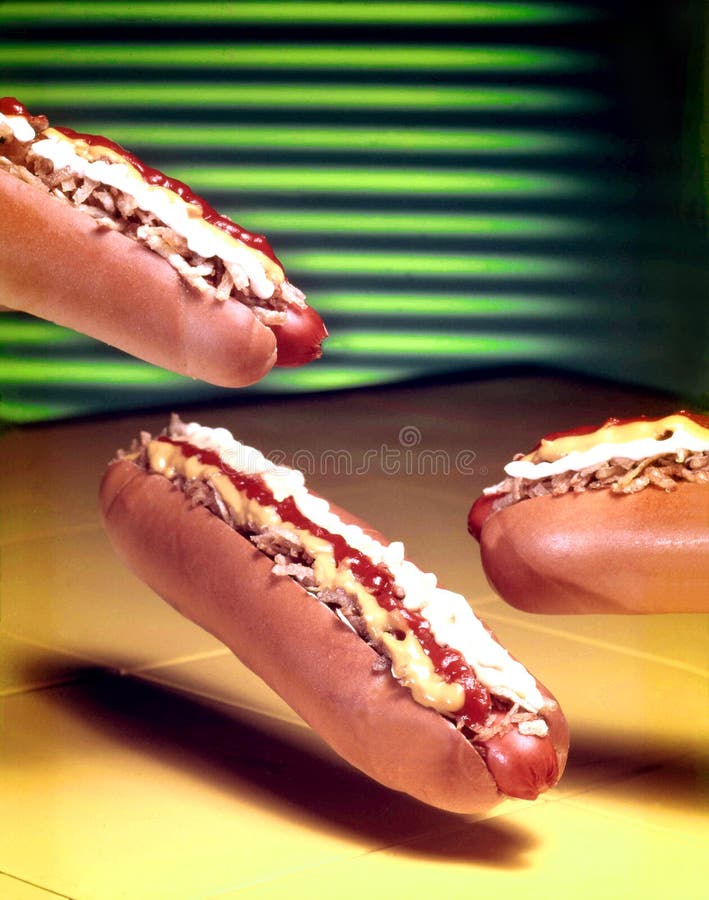 Trzy bardzo apetycznego hot dog unosi się w powietrzu obrazy royalty free Trzy bardzo apetycznego hot dog unosi się w powietrzu obrazy royalty free