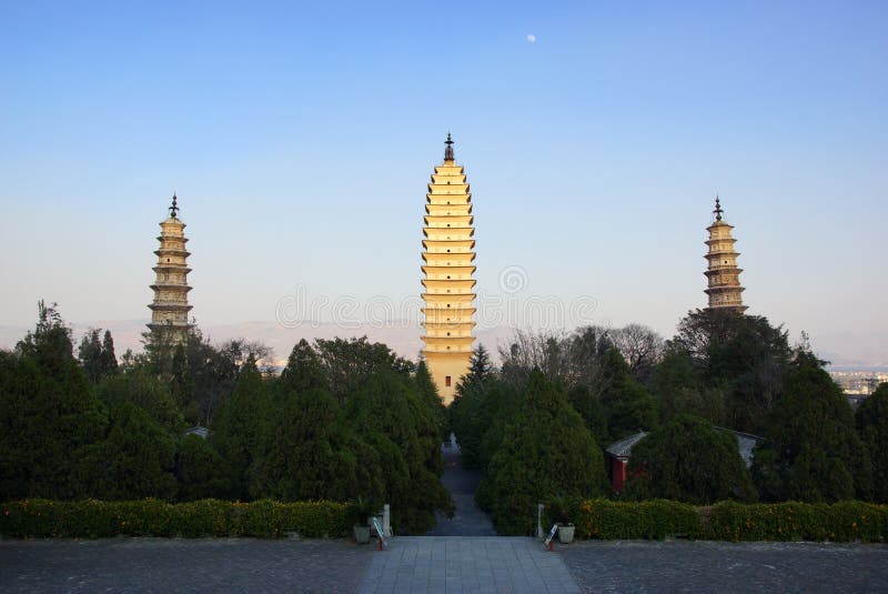 Trzy buddyjskiej pagody w Dali starym mieście, Yunnan prowincja, Chiny zdjęcie royalty free Trzy buddyjskiej pagody w Dali starym mieście, Yunnan prowincja, Chiny zdjęcie royalty free