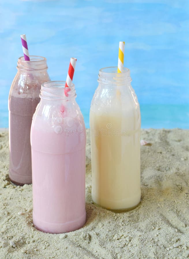 Trzy butelka r?? norodni milkshakes czekolada, truskawka i wanilia, Zdrowy smoothie z s? om? Smakowici dojnego potrz?? ni? cia koktaj obrazy royalty free
