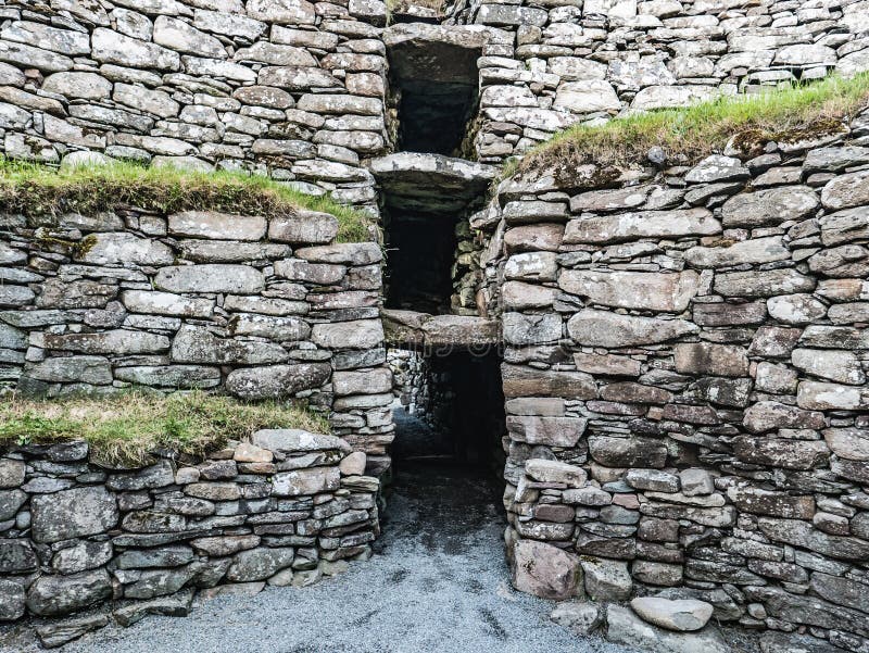 Trzy drzwi przy Clickimin Broch. Widok trzy drzwi w ten Żelaznego wieka roundhouse w Lerwick, Shetland