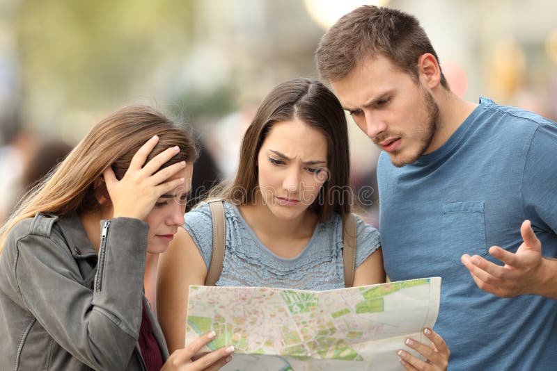 Trzy gubili turystów próbuje znajdować lokację w mapie