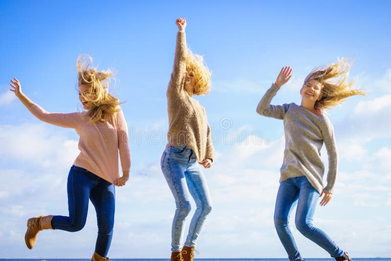 Trzy kobiet skakać fotografia stock