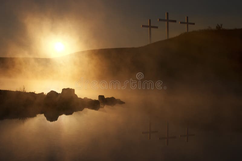 Trzy krzyża przy wschodem słońca nad Mgłowym Jeziornym Wielkanocnym rankiem
