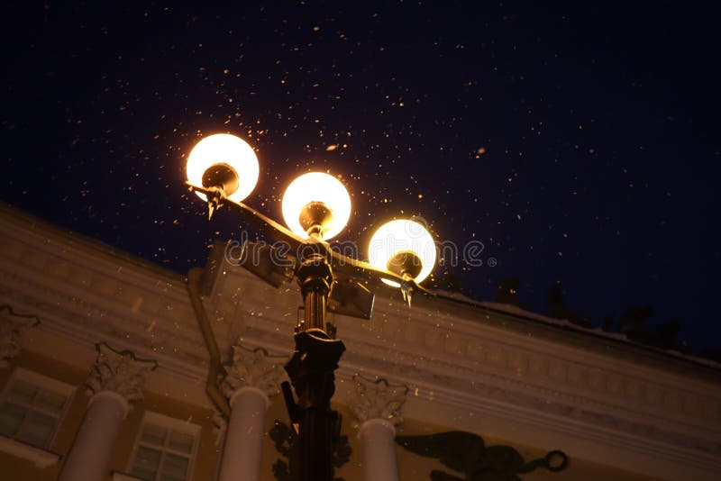 Trzy lampionu błyszczą jaskrawy w nocy Petersburg obraz stock Trzy lampionu błyszczą jaskrawy w nocy Petersburg obraz stock