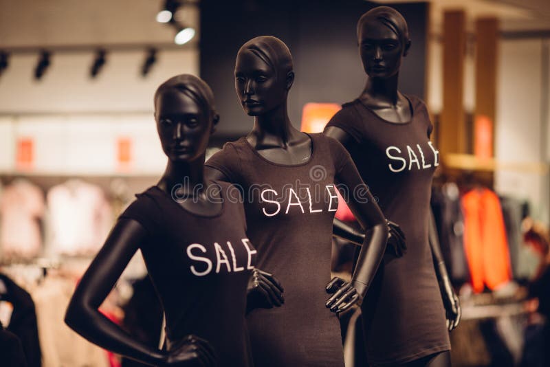 Trzy mannequin w czarnych koszulkach z drukiem «sprzedaż « fotografia stock Trzy mannequin w czarnych koszulkach z drukiem «sprzedaż « fotografia stock