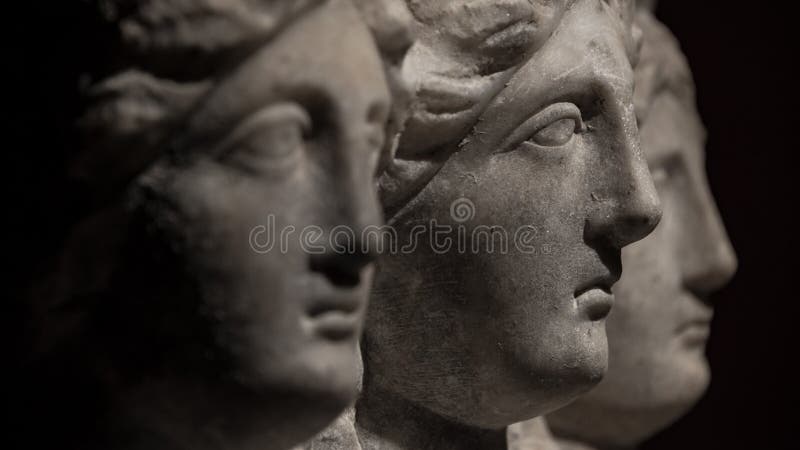 Trzy przewodzili azjata antyczną statuę piękne kobiety przy bl fotografia stock Trzy przewodzili azjata antyczną statuę piękne kobiety przy bl fotografia stock