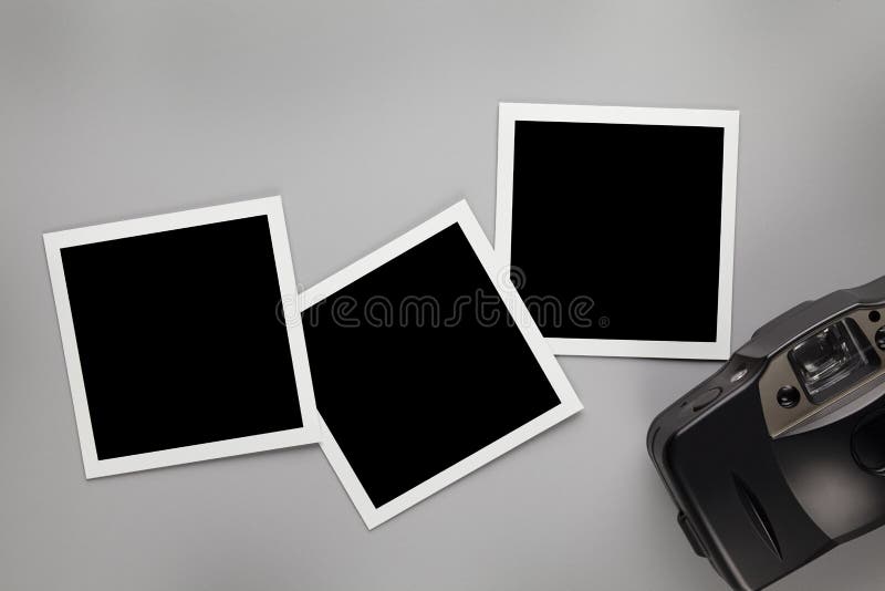 Trzy rocznik fotografii ramy z pust? przestrzeni? dla tw?j zawarto?ci i star? fotografii kamer? na szaro?? stole zdjęcia stock Trzy rocznik fotografii ramy z pust? przestrzeni? dla tw?j zawarto?ci i star? fotografii kamer? na szaro?? stole zdjęcia stock