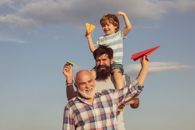 Trzy różne pokolenia wiekowe: dziadek ojciec i dziecko razem Szczęśliwa rodzina Czas zabaw dziadka Szczęśliwy