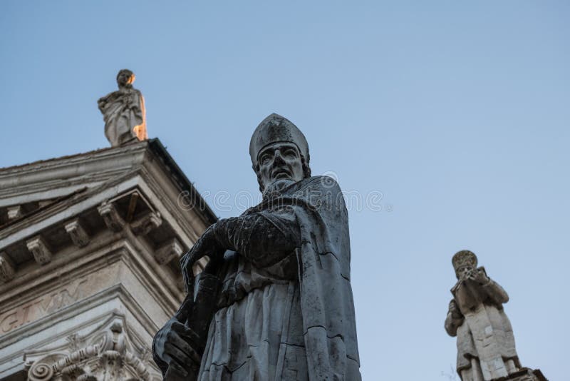 Trzy statuy religijne marmurowe postacie blisko głównego kościół Urbino, Włochy zdjęcie stock Trzy statuy religijne marmurowe postacie blisko głównego kościół Urbino, Włochy zdjęcie stock