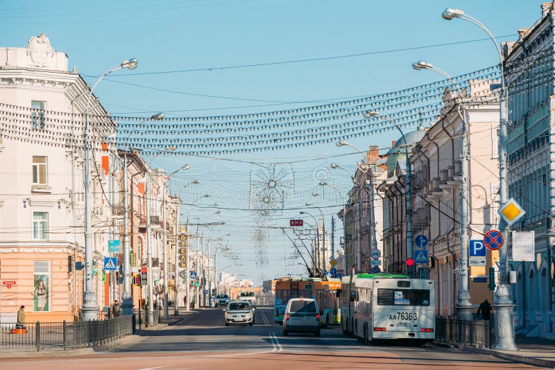Tráfego da manhã na rua de Sovetskaya em Gomel, Bielorrússia imagem de stock Tráfego da manhã na rua de Sovetskaya em Gomel, Bielorrússia imagem de stock