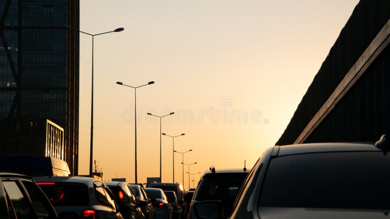 Tráfego de veículos cruzados na hora de saída do trabalho no pôr do sol foto de stock Tráfego de veículos cruzados na hora de saída do trabalho no pôr do sol foto de stock