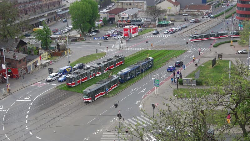 Tráfego do bonde nas ruas de Brno República checa