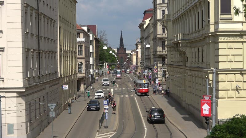 Tráfego em Husova a rua Brno, república checa