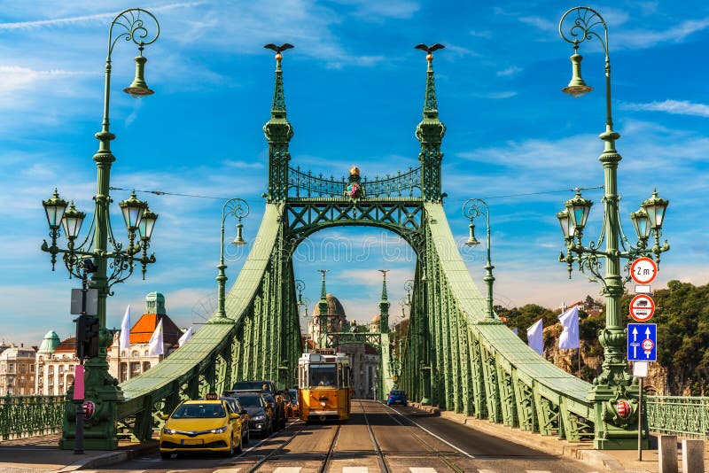 Tráfego em Liberty Bridge, Budapest fotos de stock Tráfego em Liberty Bridge, Budapest fotos de stock