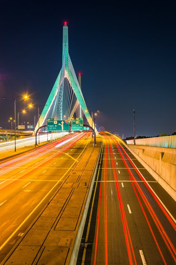Tráfego que move-se sobre o Leonard P Br do memorial do monte de depósito de Zakim fotografia de stock royalty free Tráfego que move-se sobre o Leonard P Br do memorial do monte de depósito de Zakim fotografia de stock royalty free